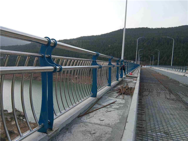 怀化不锈钢桥梁护栏的特点及其在桥梁安全中的重要作用